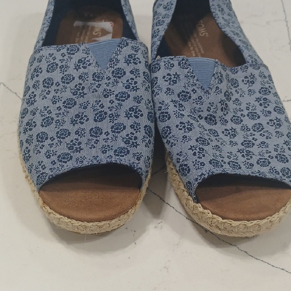 Toms Blue Floral Espadrilles Peep Toe NEW WITHOUT TAG OR BOX SZ 9.5 - Picture 6 of 9